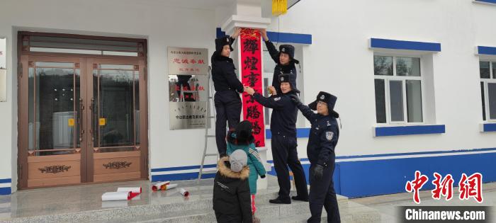 圖為恩和哈達邊境派出所民警貼對聯(lián),。　恩和哈達邊境派出所供圖